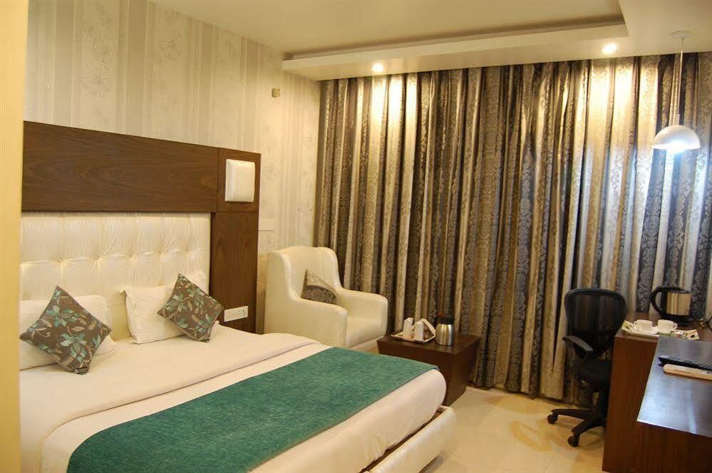 Hotel Diamond Plaza Chandigarh Exterior photo